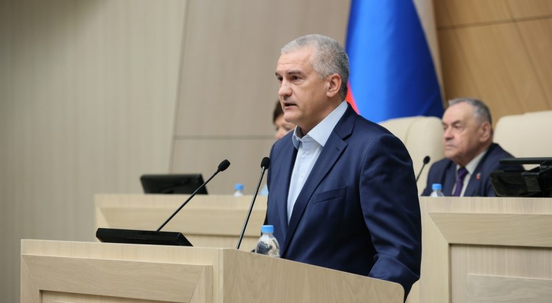 Перед началом работы депутатов напутствовал глава республики Сергей Аксёнов.