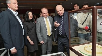 Владимир Толстой и Сергей Аксёнов знакомятся с выставкой Центрального музея Тавриды.