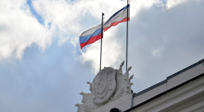 Два триколора - страны и республики (справа) - над зданием правительства РК.