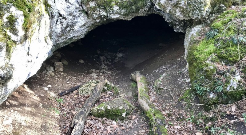Вход в пещеру Карань-Коба довольно низкий, нужно ползти.