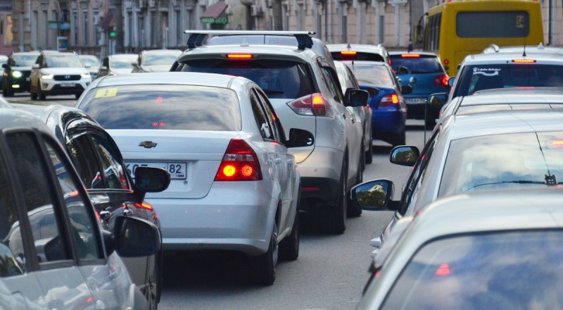 В час пик в пробках на симферопольских улицах стоят сотни машин.
