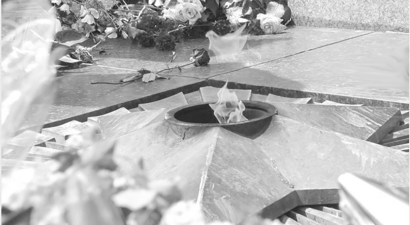 Вечный огонь на могиле Неизвестного солдата, погибшего за наш Симферополь 13 апреля 1944 года. Он умер от ран на руках у кладбищенского сторожа с Петровских скал.