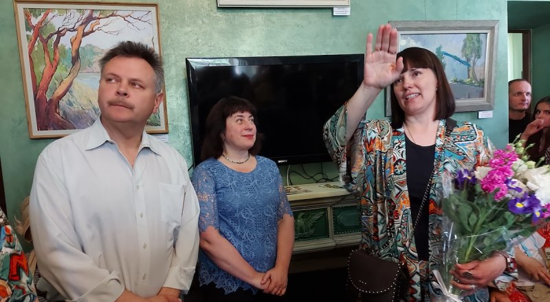 Мария Шевчук-Черногородова с Еленой и Ильёй Голенко на вернисаже.
