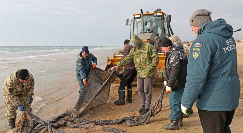 На пляжах Анапы продолжается сбор мазута. Фото Владимира АНОСОВА/РГ.