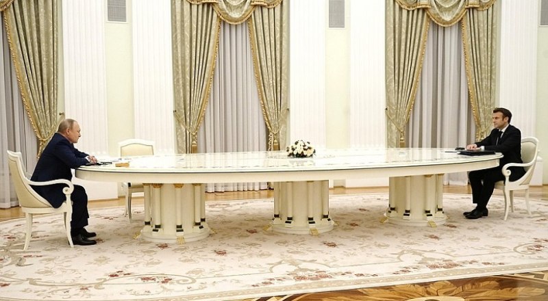 Западным медиа особенно запомнился большой стол в Москве.