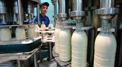 Специалисты регулярно проверяют качество молока.