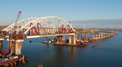 Если уж и называть мост, то только Крымским.