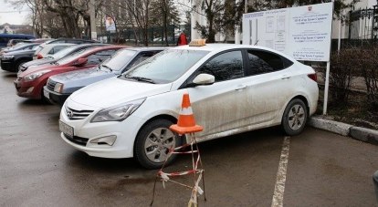 Теперь парковки в центре Симферополя стоят не 35, а 100 рублей.