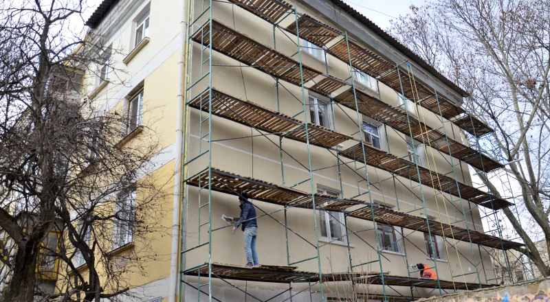 Услуги по содержанию жилья и текущему ремонту собственники оплачивают организации, управляющей их домом, а взнос на капремонт - на счёт регоператора. 
