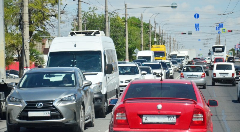 Долгие поездки в заторах вредят машине.