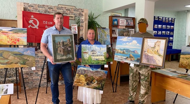 Картины в подарок военнослужащим. Фото Олеси КУЛИНИЧ.