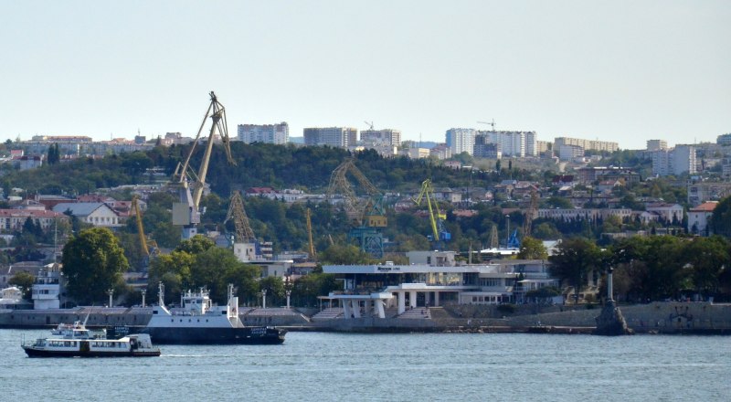 В ночь со среды на четверг несколько раз закрывали и рейд Севастопольской бухты. 