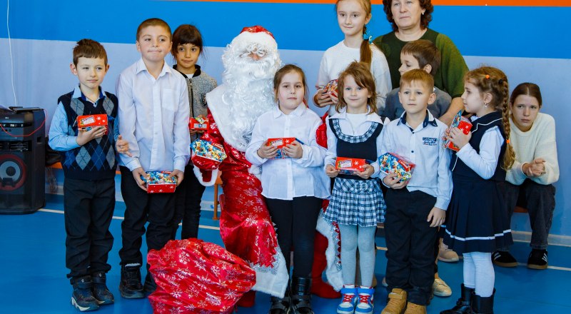 Дедушка Мороз подарил подарки и радость всем деткам.