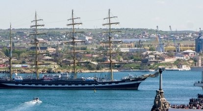 Барк «Крузенштерн» со спущенными парусами в Севастопольской бухте.