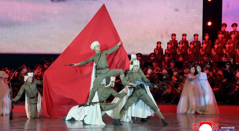 Сводный концерт песни и танца Минобороны КНДР 26 апреля. Фото Центрального телеграфного агентства Кореи.