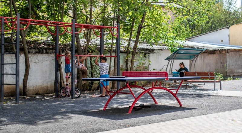 Дворы в столице Крыма выглядят всё лучше. Фото с Телеграм-канала «Администрация Z Симферополя».