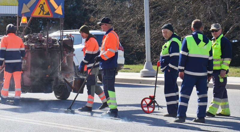 Восстанавливая дорожное покрытие.