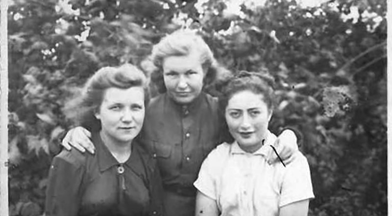 Тамара Давыдова с подругами Наташей и Дорой, июль 1945-го.
