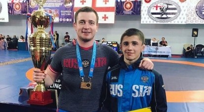 Вот он, желанный приз за победу Эмина Сефершаева в руках его наставника Сергея Попенкова на фото во Дворце спорта Батуми.