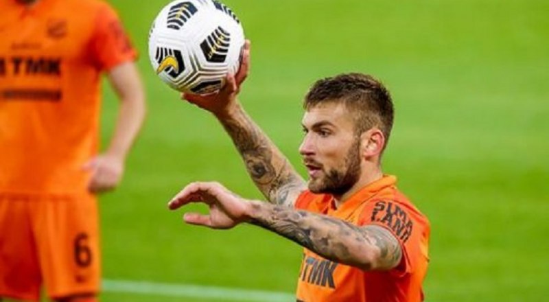 Мяч в игру вводит из-за боковой линии поля защитник екатеринбургского «Урала», воспитанник крымского футбола Игорь Калинин.