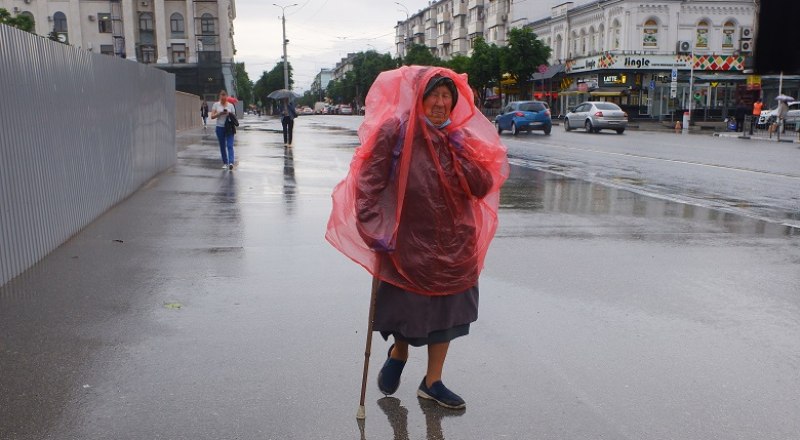 Дождевики - самое популярное и недорогое средство от непогоды. Фото: Анны Кадниковой