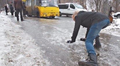 От падений на гололёде пострадали тысячи крымчан.