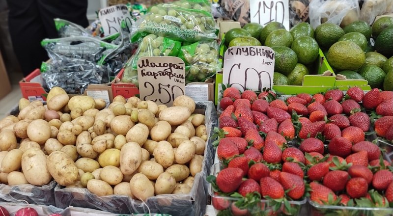 Молодая картошка стоит приличных денег.