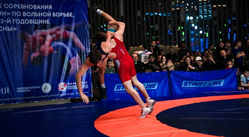 В Ялте завершился открытый республиканский турнир по вольной борьбе. На ковре соревновались более 400 участников.