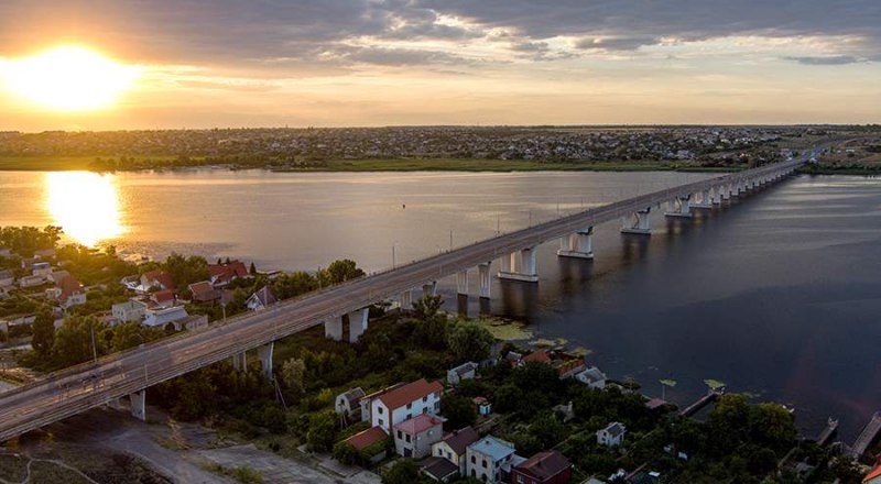 Антоновский мост выстоял под ударами. Фото с сайта «Известия»
