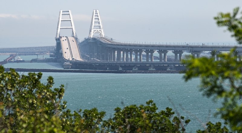 Крымский мост - важная транспортная артерия, это бесспорно. Только вот мешать обычной жизни людей он не должен.