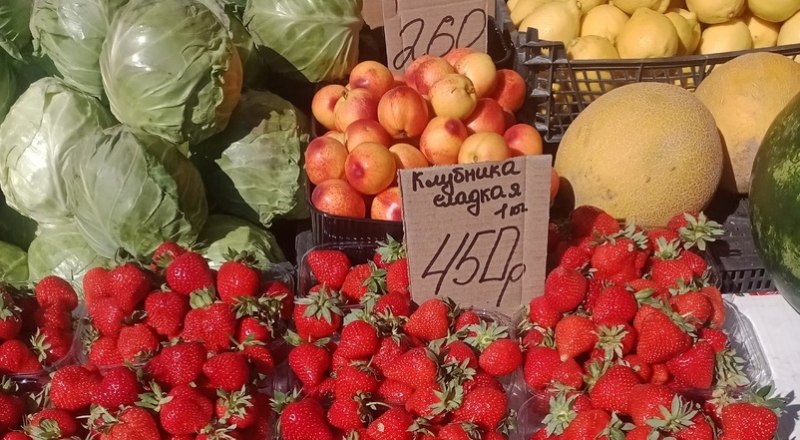 Это стоимость клубники в Донецке. Там ягоду летом точно попробуют далеко не все. 