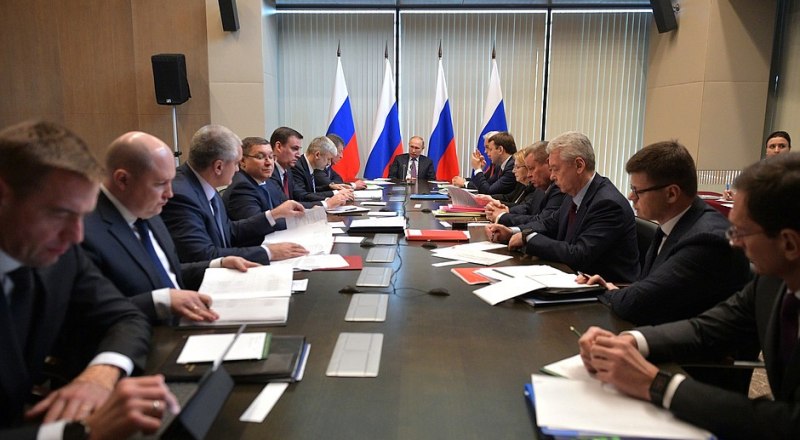 Владимир Путин обсудил с участниками совещания основные проблемы Крыма и Севастополя.