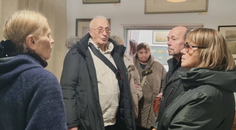 Татьяна Свидова (слева) и первые посетители. Фото Яны МОТОРИНОЙ.