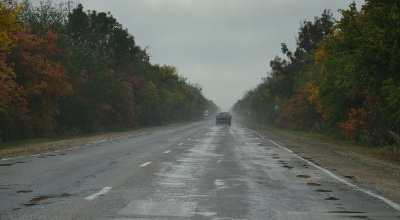 Большая часть заасфальтированных дорог Нижнегорского района нуждается в ремонте.