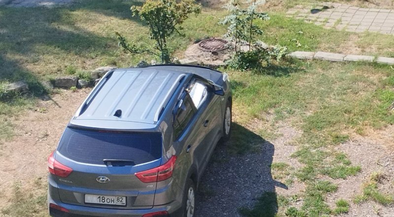 Такая парковка во дворе обычного многоквартирного дома в Керчи является нарушением - машина стоит на газоне.