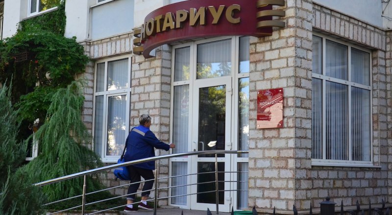 Сделки с недвижимостью надо совершать через нотариуса.