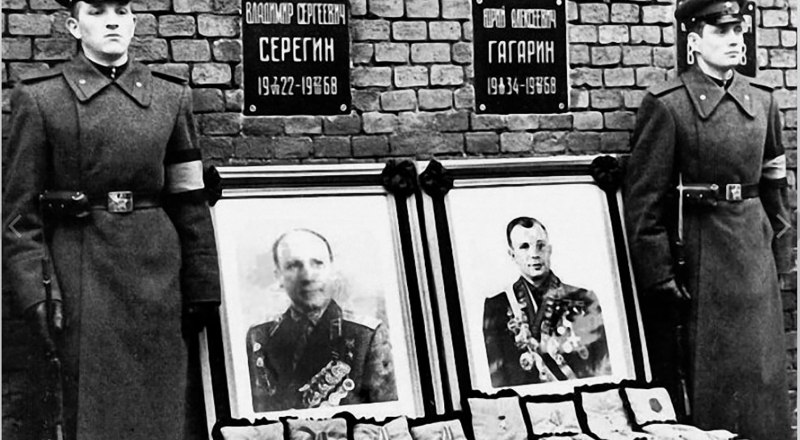 Урны с прахом Владимира Серёгина и Юрия Гагарина помещены в стену Кремля.