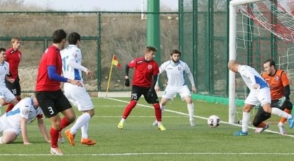 Опытный мастер Денис Голайдо из симферопольской «ТСК-Таврии» спасает ворота своей команды от верного гола.