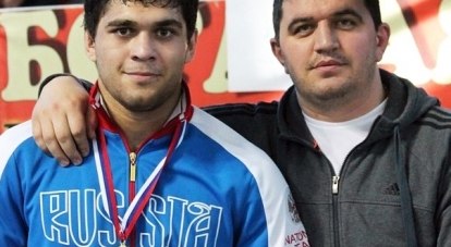 Чемпион мира по вольной борьбе среди юниоров Давид-Сослан Лавоев (на снимке слева).