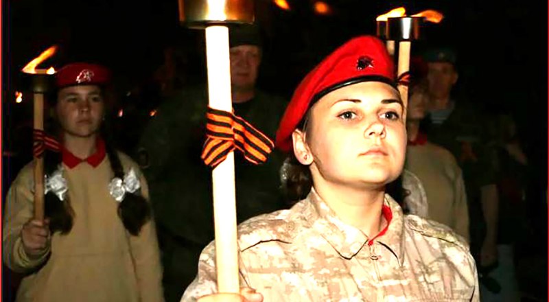 На факельном шествии в Керчи - у людей открытые лица. Фото из открытого источника.