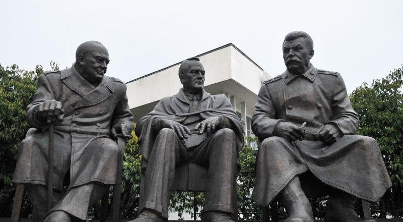 В память о «Крым-1» скульптура Зураба Церетели у Ливадийского дворца - Уинстон Черчилль, Франклин Рузвельт, Иосиф Сталин (слева направо).
