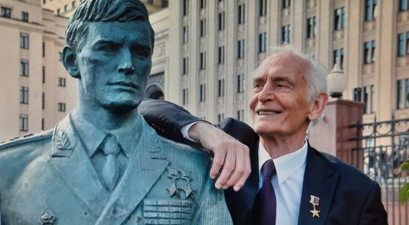 В. Лановой у памятника его герою. Фото из открытого источника.