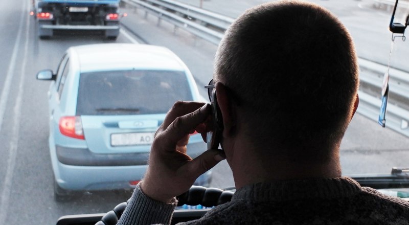 Разговаривать по телефону во время вождения категорически запрещено.