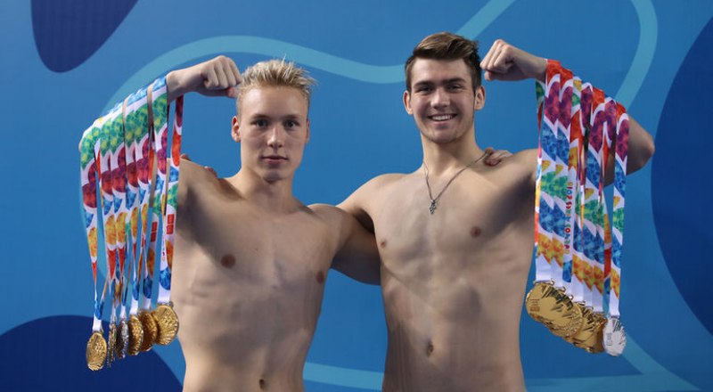 Вот главные герои минувших юношеских Олимпийских игр: российские пловцы Андрей Минаков и Климент Колесников (на снимке - слева направо). У каждого из них по семь медалей аргентинской чеканки: по шесть золотых и по одной серебряной.