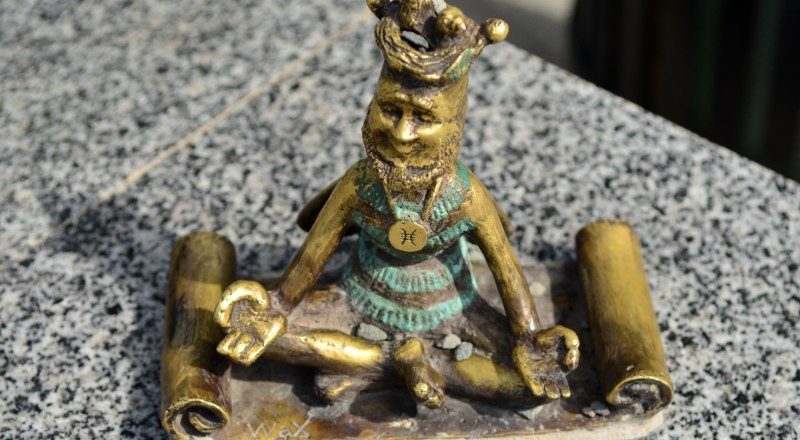 Проекту «Симферопольские пчёлы» уже 8 лет, сейчас установлено 60 статуэток.