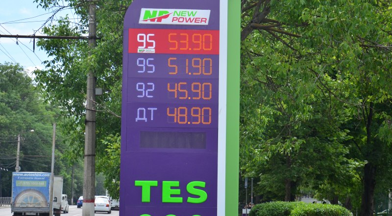 Цены на бензин в Крыму стали меньше на рубль (на фото). Однако не на всех АЗС. 16 июля некоторые сети сохраняли старые расценки.