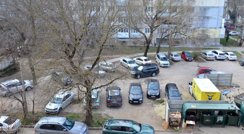 Парковка во дворе - это риск получить неожиданные вмятины на машине.