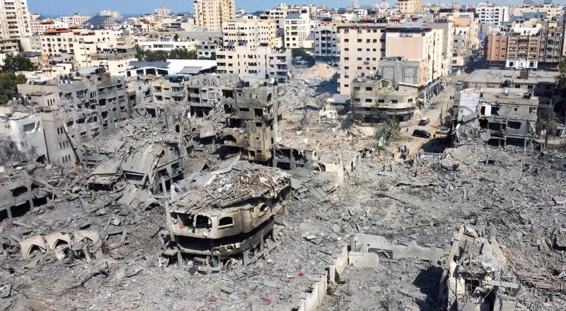 После ракетных ударов по Газе в городе разрушены многие здания. Фото Reuters.