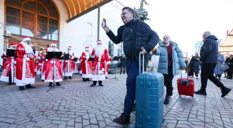 Оркестр Дедов Морозов встречает гостей на железнодорожном вокзале, в Симферополе, новогодними мелодиями. Фото Сергея МАЛЬГАВКО/ТАСС.