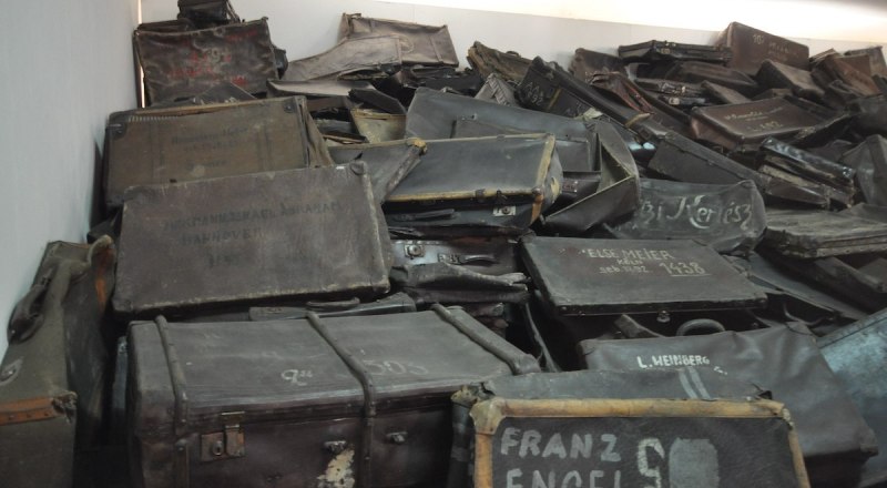В лагере смерти Аушвиц (Освенцим) европейцы тоже отбирали у своих жертв чемоданы и личные вещи.